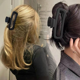 Nalodu Hair Claw Clip in use during a casual outing