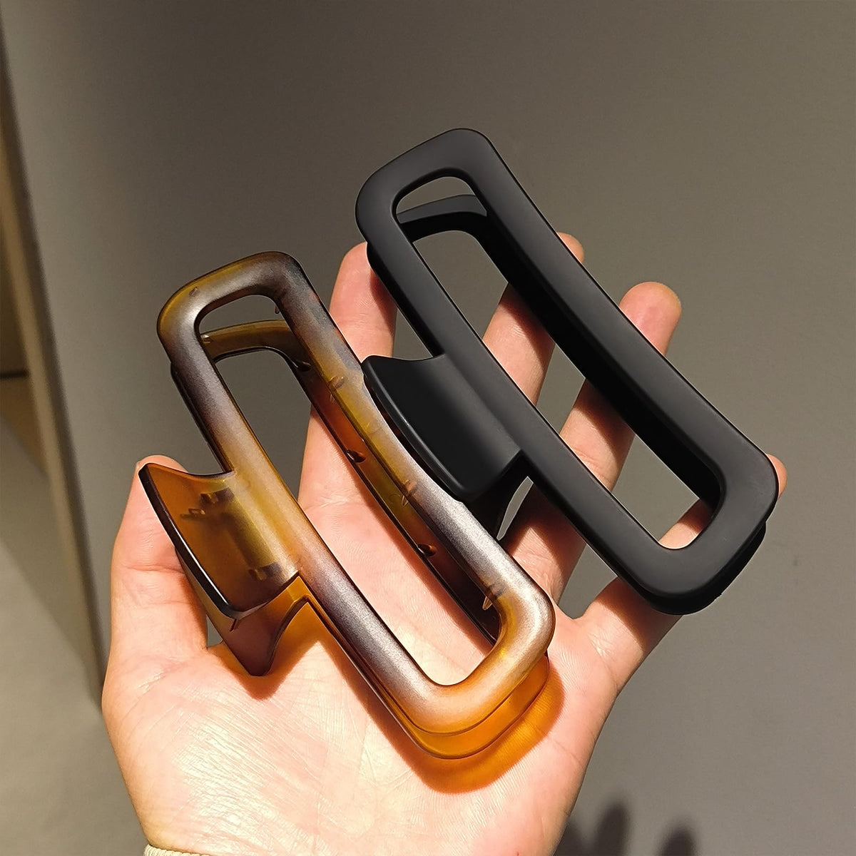 Nalodu Hair Claw Clip set in both colours on a flat surface