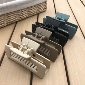 Nalodu Rectangle Hair Claw Clip in use holding thick hair