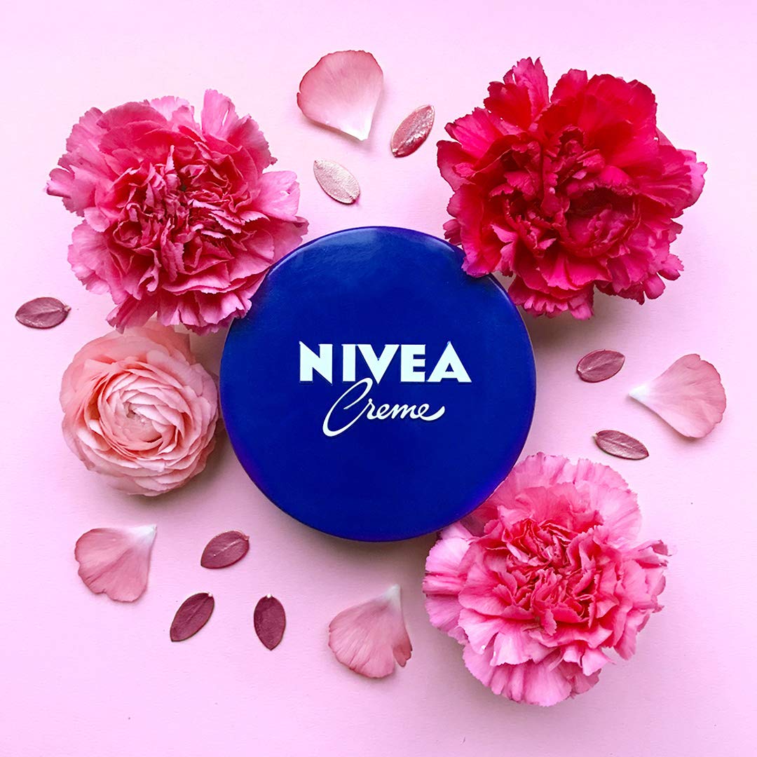 NIVEA Creme 200ml application on hand