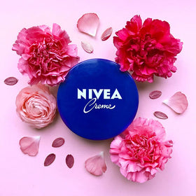 NIVEA Creme 200ml application on hand