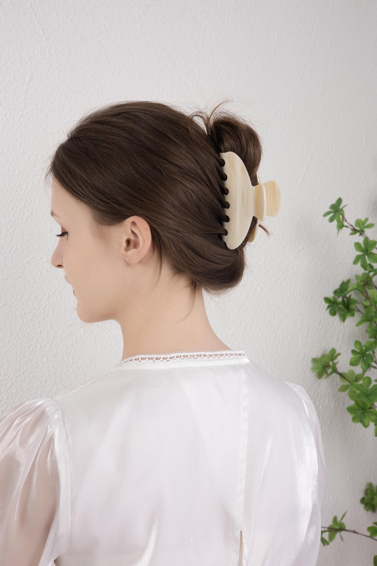OideGuiing 4-inch creme claw clip close-up