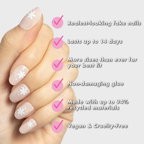 Olive & June Instant Mani Press-On Nails Daisy Dance on a hand