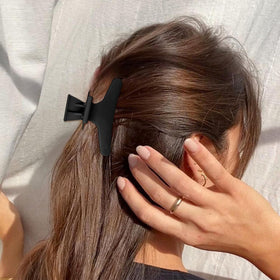 Ondder Butterfly Hair Claw Clips in use on wet hair