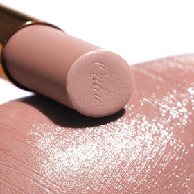 Oulac Nude Lipstick Peach Matte 4g applied on lips