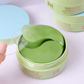 Pixi DetoxifEYE Hydrogel Eye Patches applied on model's eyes