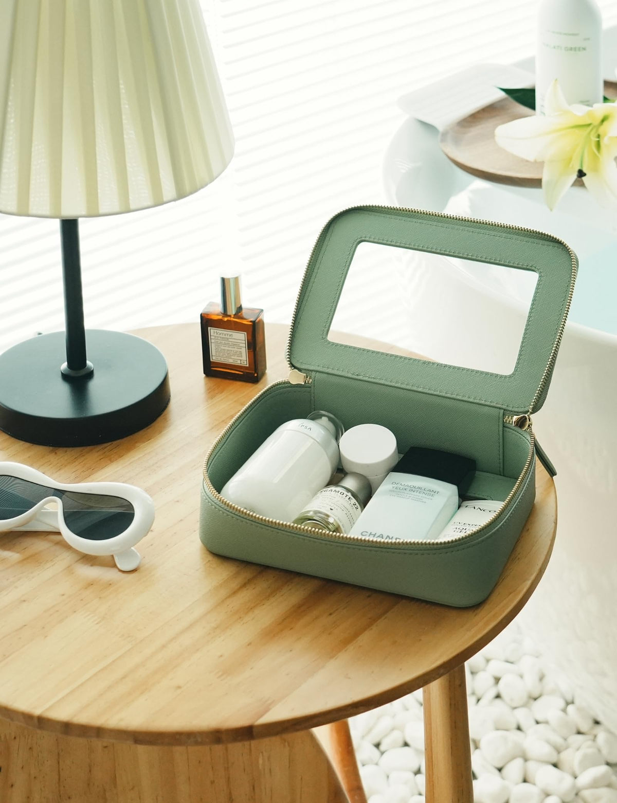 Popvibe makeup bags showing waterproof material feature