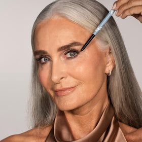 PROMETICS PrimeEyes Glide Eyeliner Black in use on model