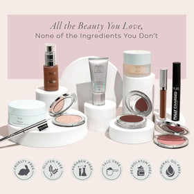 PÜR MINERALS 4-in-1 Powder Foundation with makeup setup