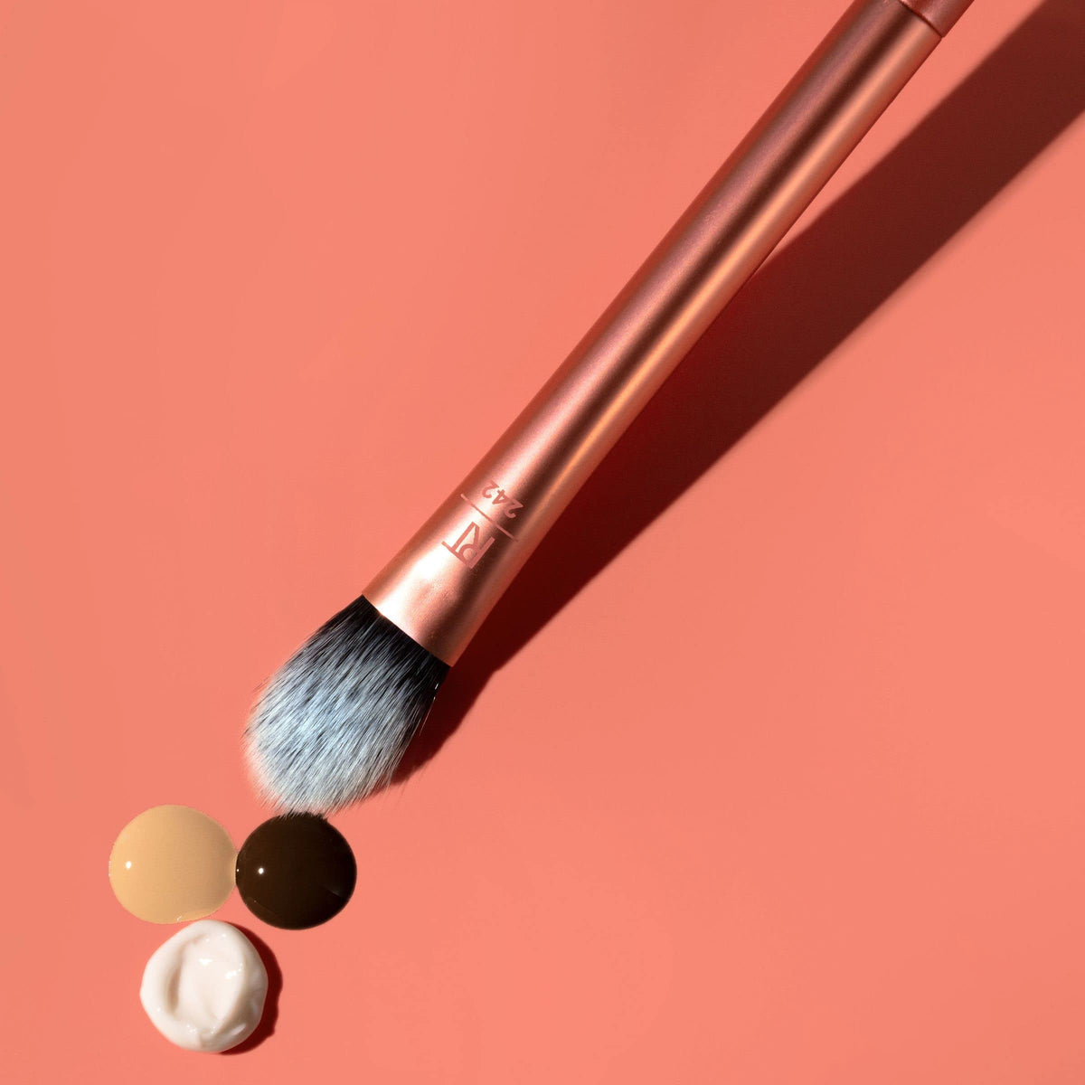 Real Techniques Brightening Concealer Brush RT 242 close-up of bristles