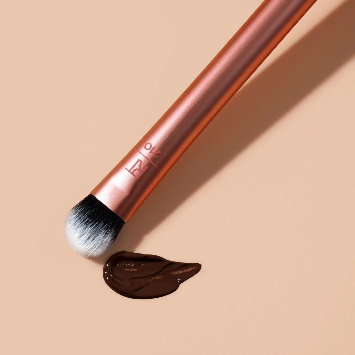 Real Techniques Expert Concealer Brush close-up of bristles