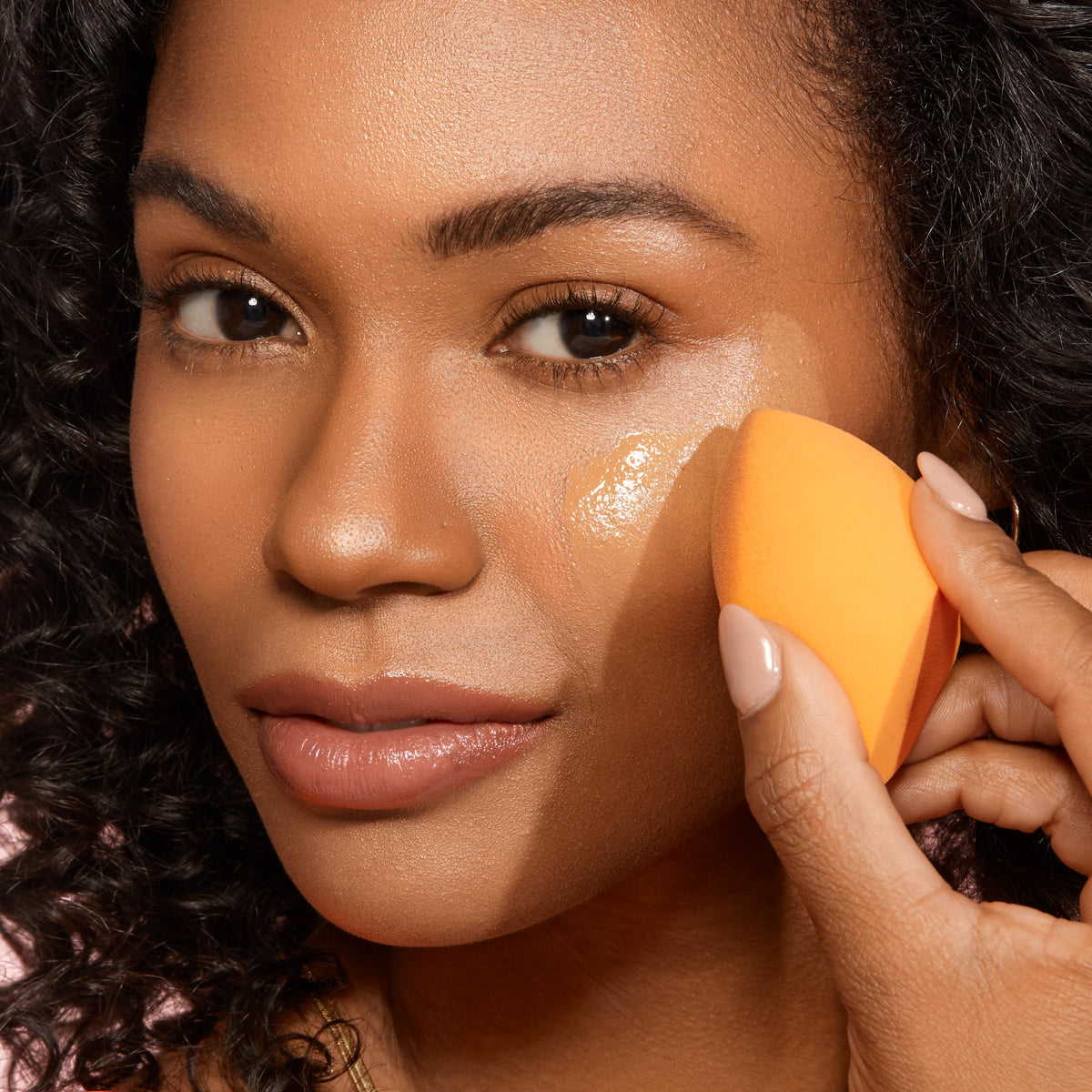 Real Techniques Miracle Complexion Sponge in travel case