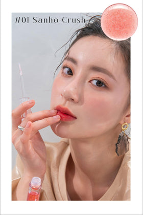 rom&nd Glasting Water Gloss No. 01 SANHO CRUSH applied on lips