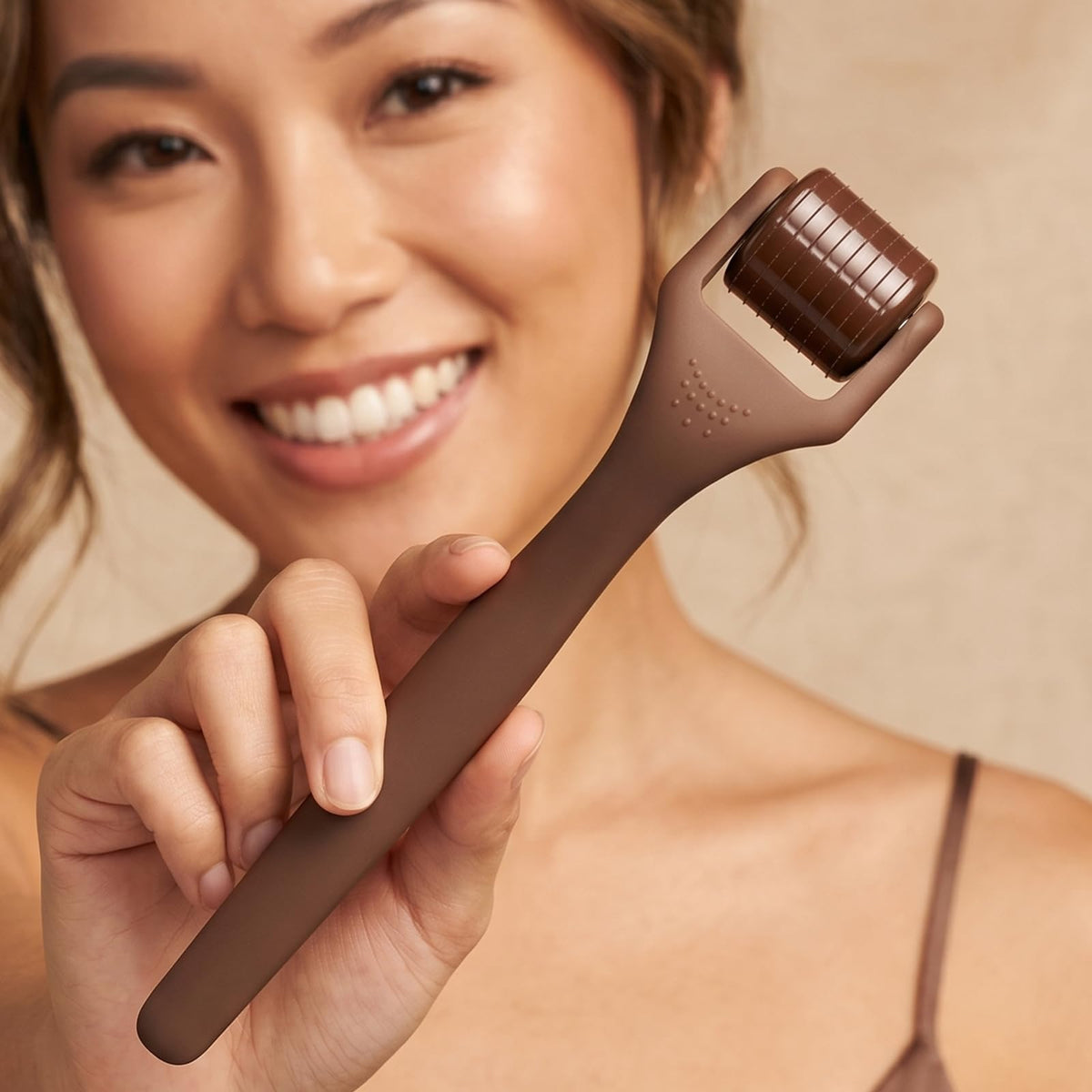 ROSELYNBOUTIQUE Derma Roller with ergonomic handle detail