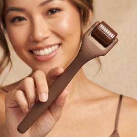 ROSELYNBOUTIQUE Derma Roller with ergonomic handle detail