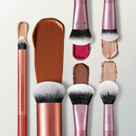RT 460 Highlight & Detail Brush with product on bristles