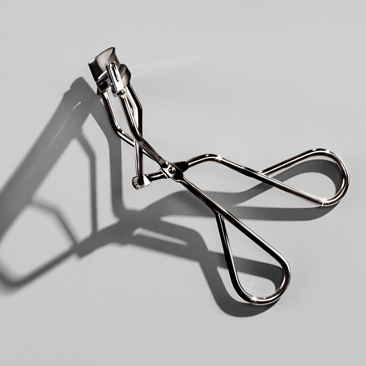 Shiseido Eyelash Curler lifestyle shot with makeup
