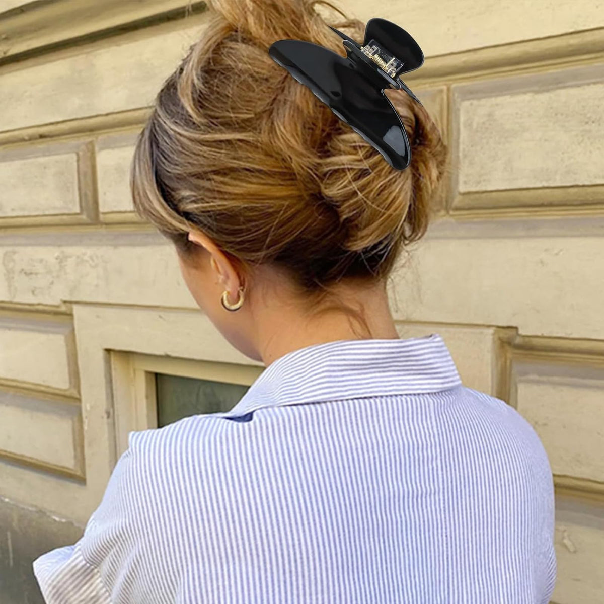Side view of ACO-UINT Hair Claw Clip in Black