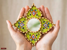 Side view of DecorContreras wall mirror showcasing geometric frame