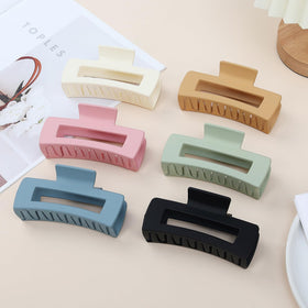 Sisiaipu 4 Inch large hair claw clip in a stylish hairdo