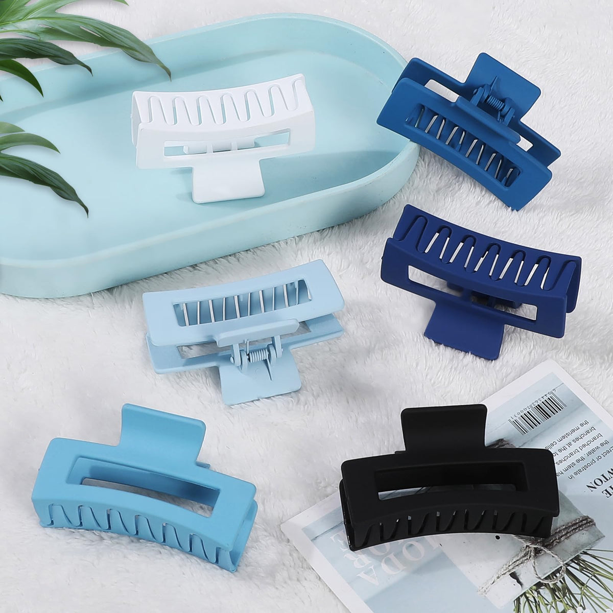 Sisiaipu hair claw clip in Sky Blue holding hair