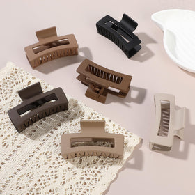 Sisiaipu hair claw clip in use during cooking
