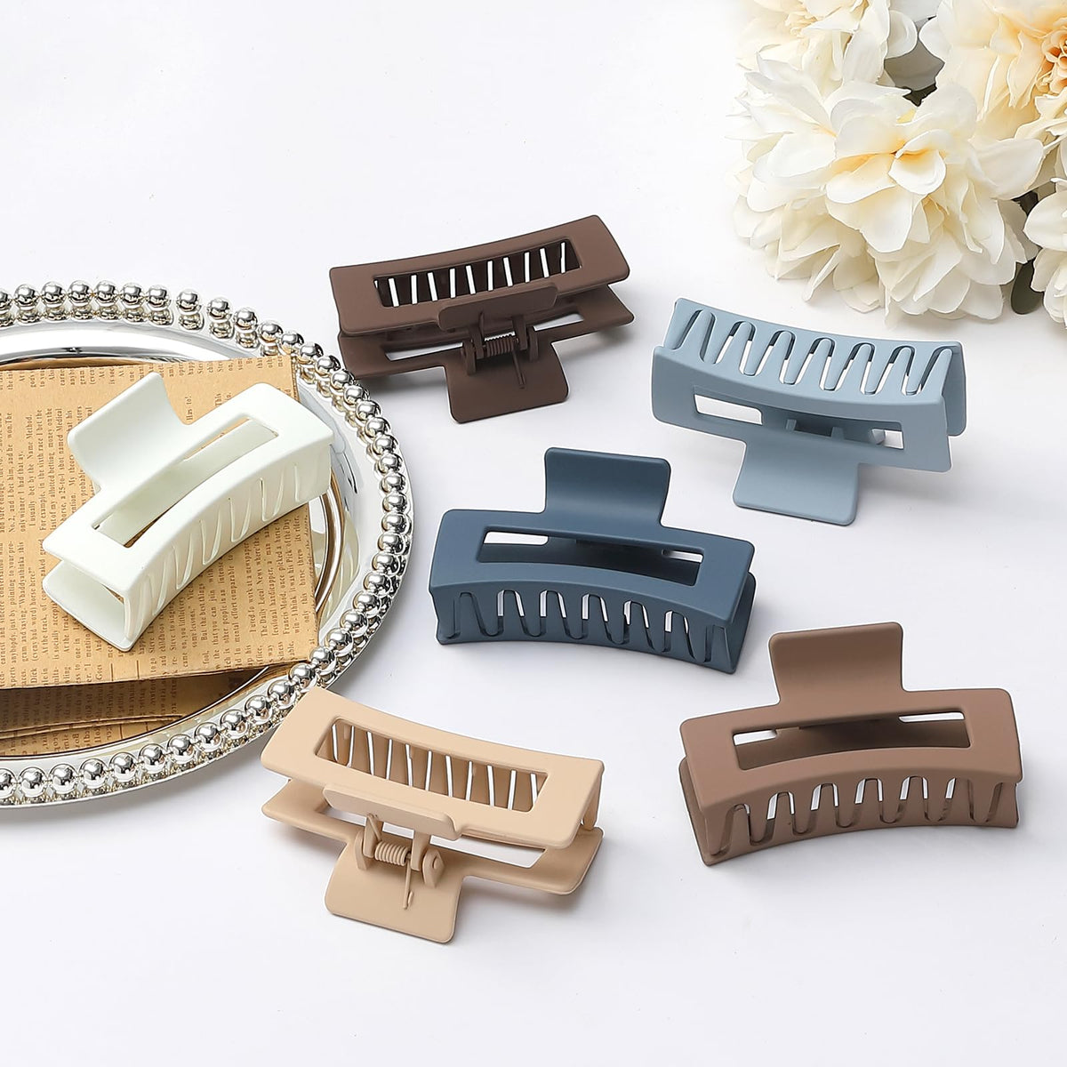 Sisiaipu hair clip in dark brown colour, front view