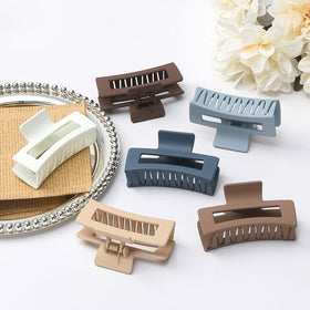 Sisiaipu hair clip in dark brown colour, front view