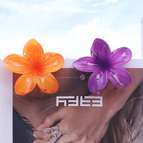 Sisiaipu Hawaiian flower hair clips purple, on a table