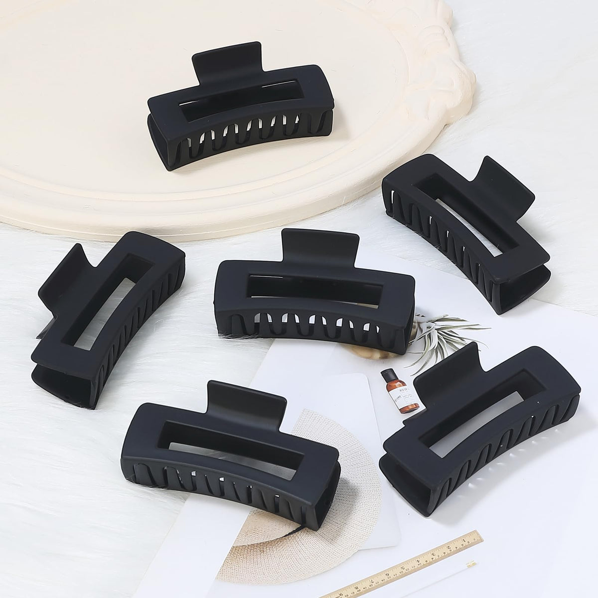 Sisiaipu large hair claw clip in use while applying makeup