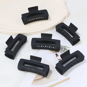 Sisiaipu large hair claw clip in use while applying makeup