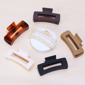 Sisiaipu Large Hair Claw Clips in use while applying makeup