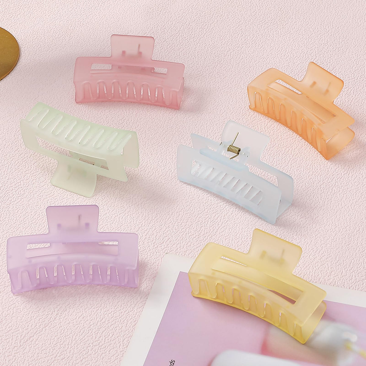 Sisiaipu medium hair claw clip in orange, perfect for styling