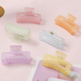 Sisiaipu medium hair claw clip in orange, perfect for styling