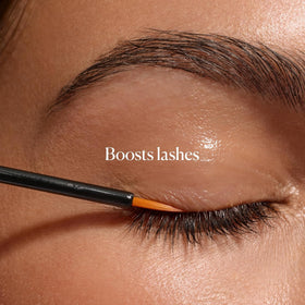 Sky Organics Castor Oil Eyelash Serum application on eyelashes