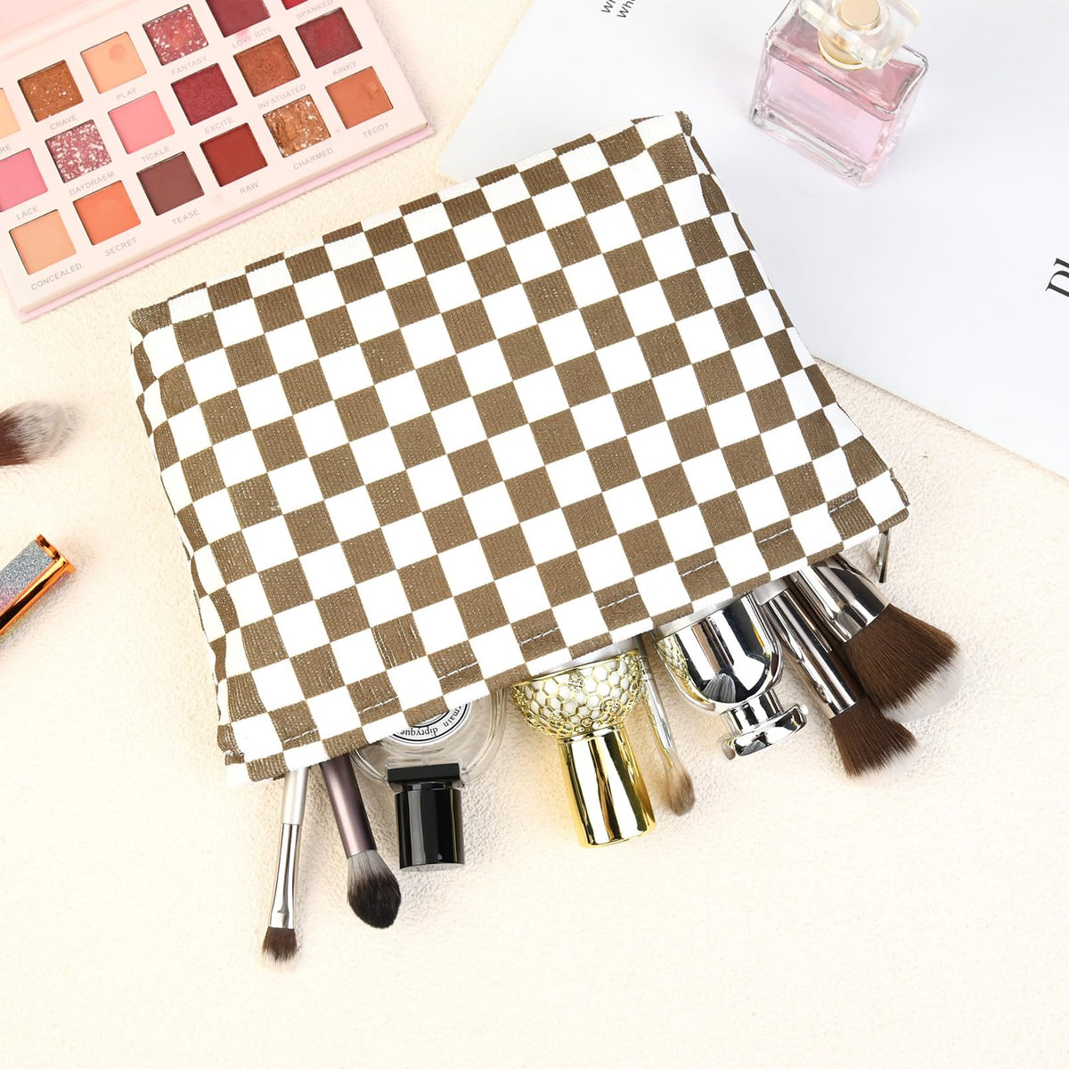 SOIDRAM checkered makeup bag features close-up view