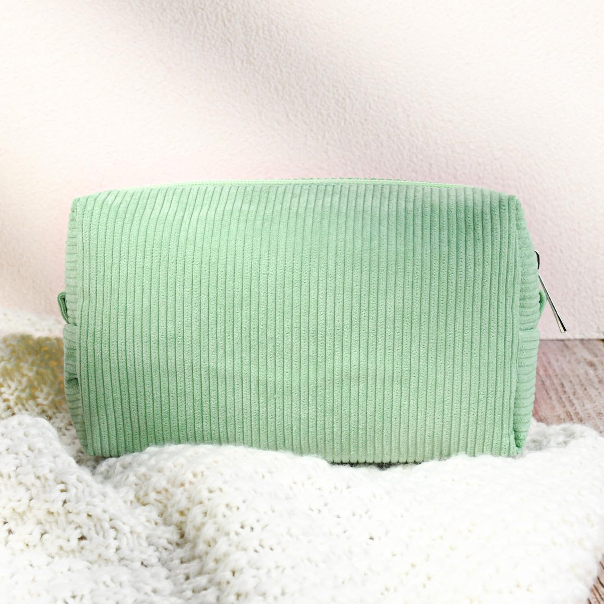 SOIDRAM green makeup bags with zipper pulls