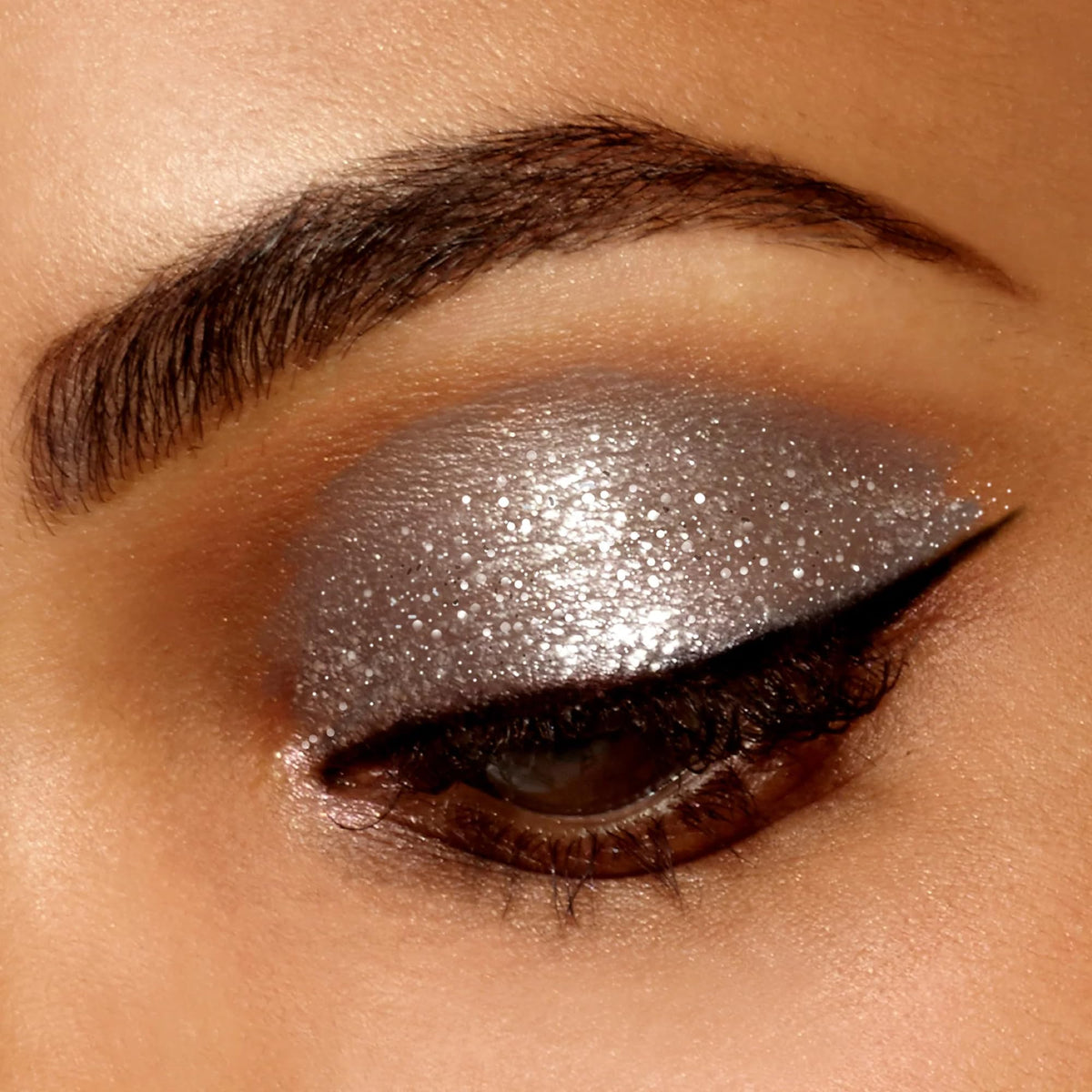 stila Glitter And Glow Liquid Eye Shadow in use on model