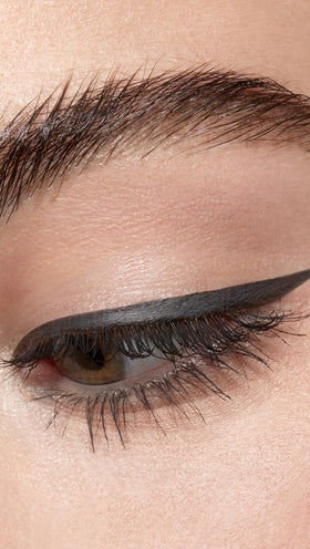 stila Waterproof Liquid Eyeliner Stay All Day in makeup application
