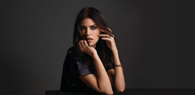STYLE EDIT Root Touch Up Spray Dark Brown in use outdoors