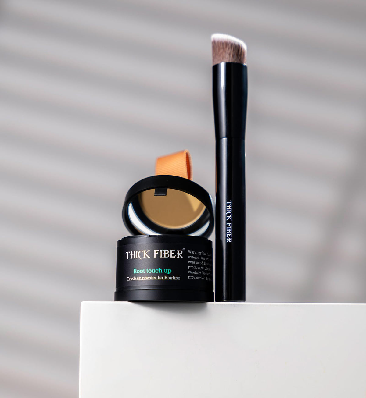 Thick Fiber Root Touch Up Powder showing water resistance feature