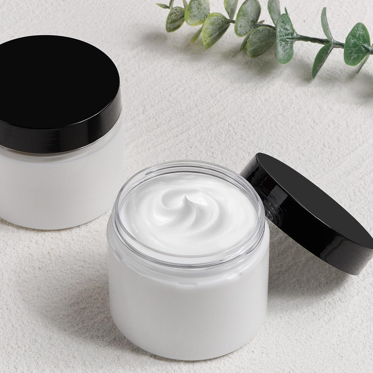 TUZAZO 6 Oz plastic container with airtight seal demonstration