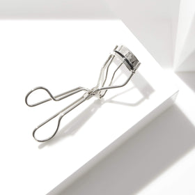 Tweezerman Classic Eyelash Curler in use on lashes