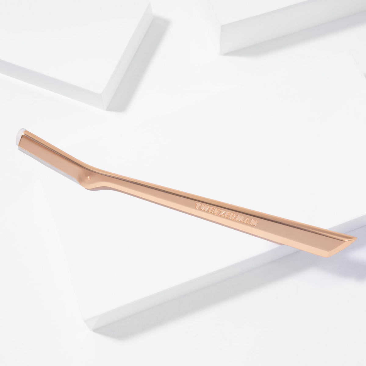 Tweezerman Facial Razor Rose Gold in hand