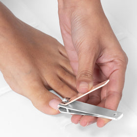 Tweezerman fingernail clipper with curved blade