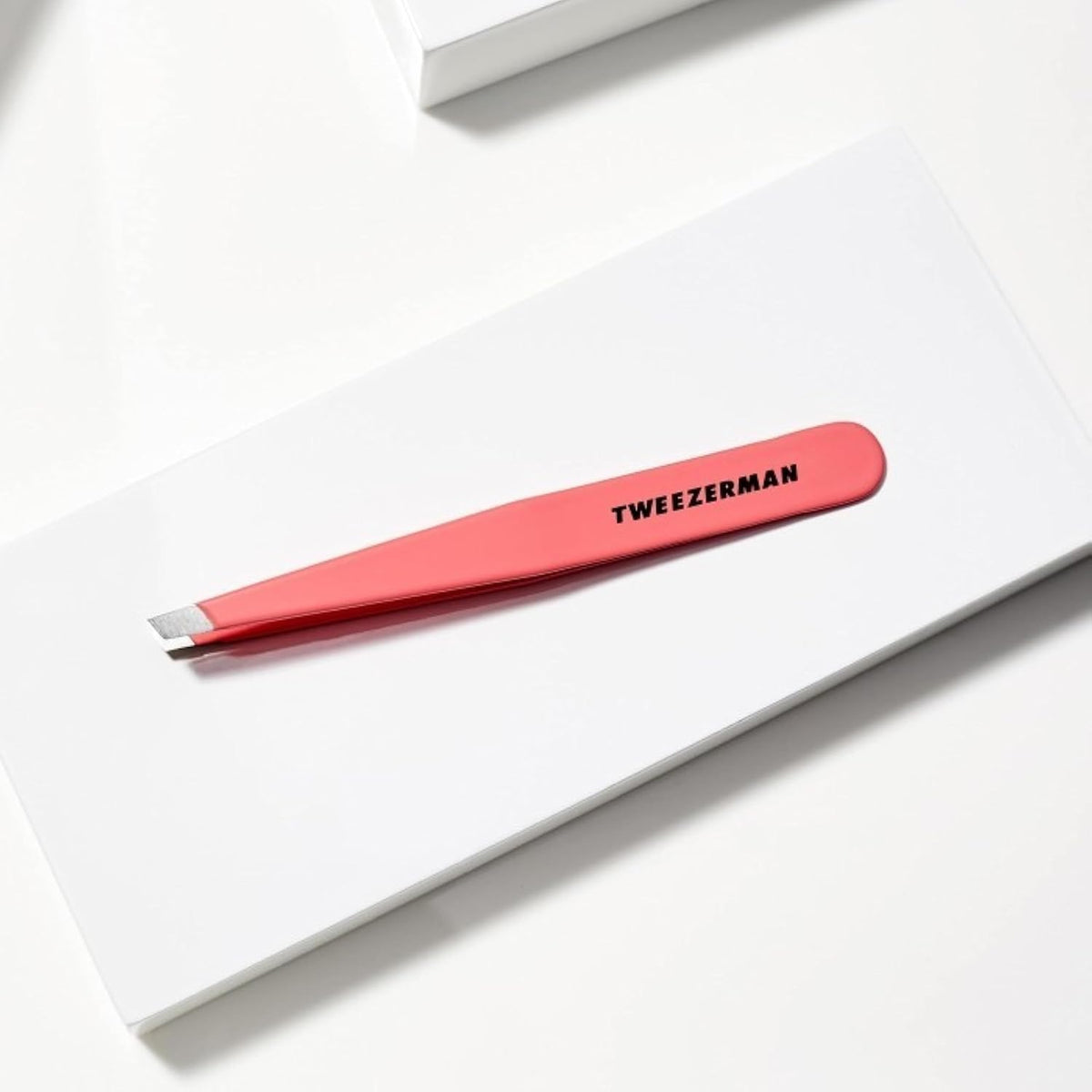 Tweezerman Slant Tweezer Geranium tips close-up