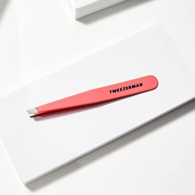 Tweezerman Slant Tweezer Geranium tips close-up