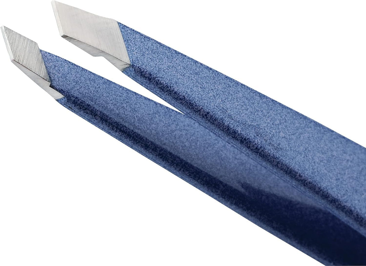 Tweezerman Slant Tweezer slanted tip close-up