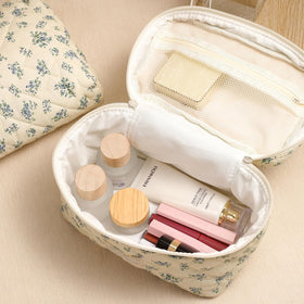 uekeboag makeup bag set in a travel setting