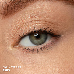URBAN DECAY 24/7 Eyeshadow Champagne Shimmer applied on eyelid